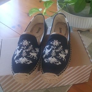 Beautiful Soludos Espadrilles Navy with White Embroidery. Size 9 EUC.